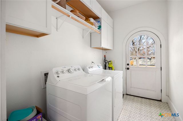 218 S Rio Grande Street, Lockhart, TX 78644