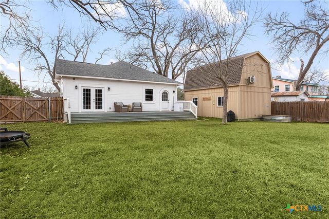 218 S Rio Grande Street, Lockhart, TX 78644