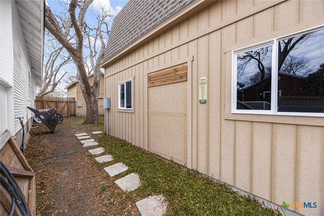 218 S Rio Grande Street, Lockhart, TX 78644