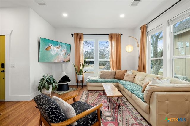 218 S Rio Grande Street, Lockhart, TX 78644