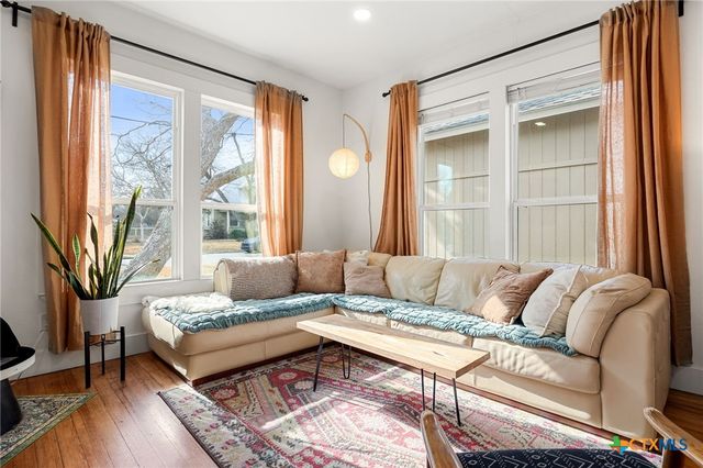 218 S Rio Grande Street, Lockhart, TX 78644