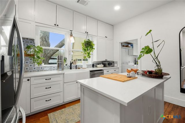 218 S Rio Grande Street, Lockhart, TX 78644