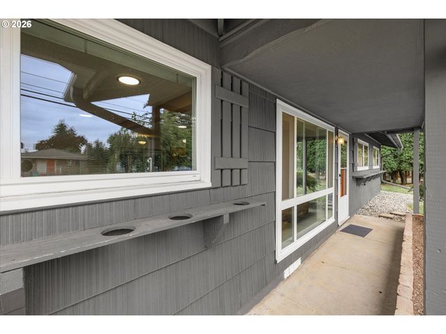 16732 Se MAIN St, Portland, OR 97233