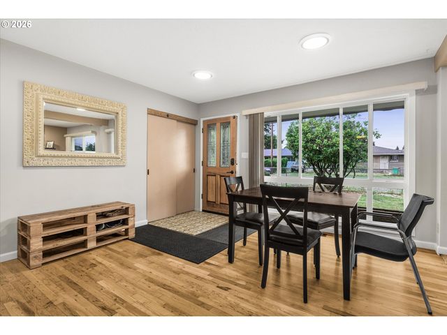 16732 Se MAIN St, Portland, OR 97233