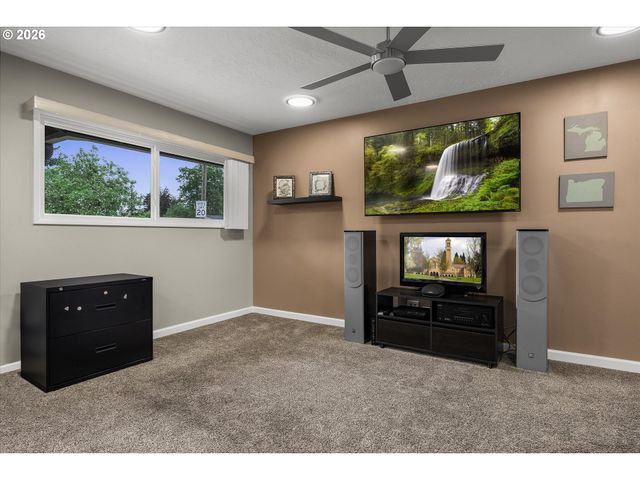 16732 Se MAIN St, Portland, OR 97233
