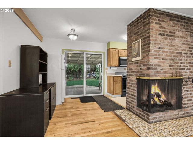 16732 Se MAIN St, Portland, OR 97233