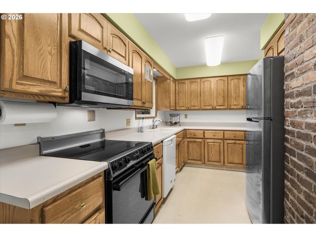 16732 Se MAIN St, Portland, OR 97233