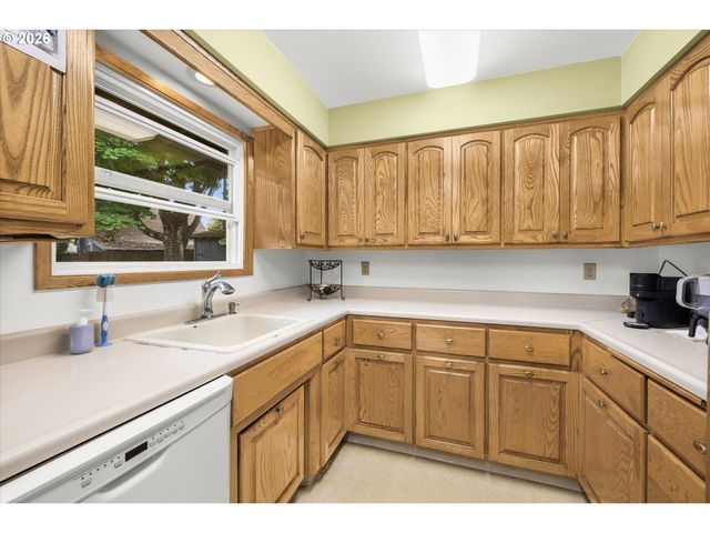 16732 Se MAIN St, Portland, OR 97233