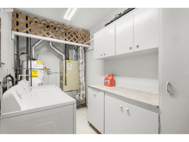 16732 Se MAIN St, Portland, OR 97233