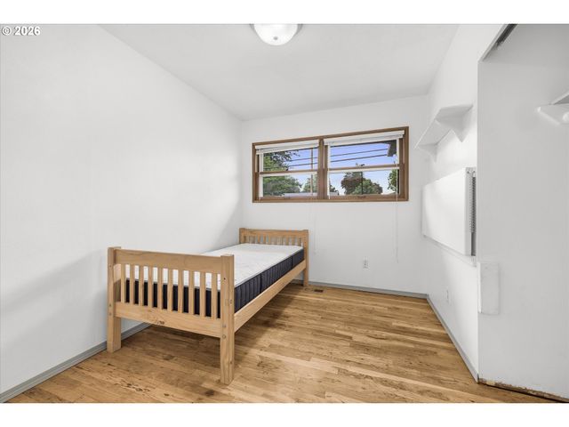 16732 Se MAIN St, Portland, OR 97233