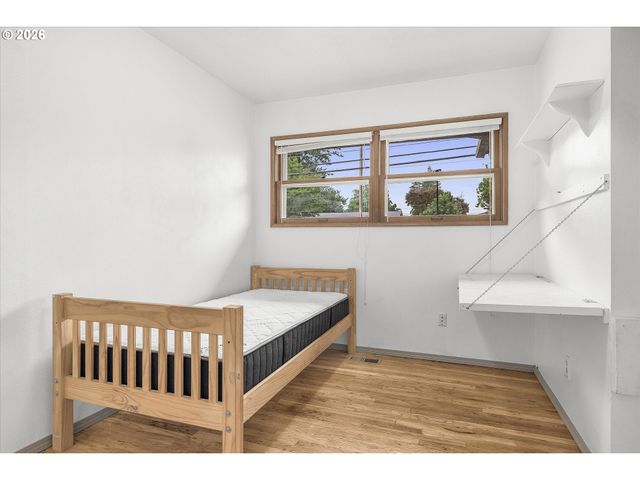 16732 Se MAIN St, Portland, OR 97233