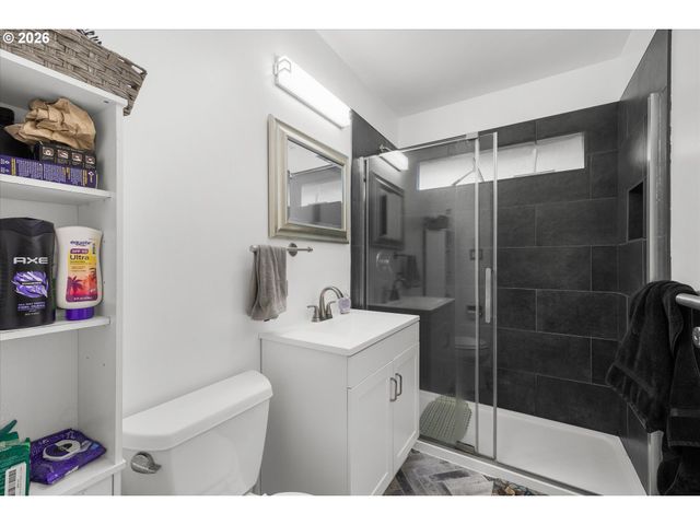 16732 Se MAIN St, Portland, OR 97233