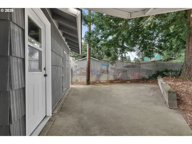 16732 Se MAIN St, Portland, OR 97233