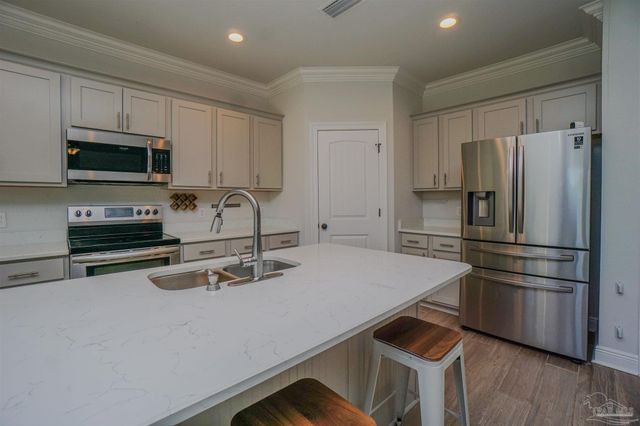 9953 Suwanee Ln, Pensacola, FL 32526