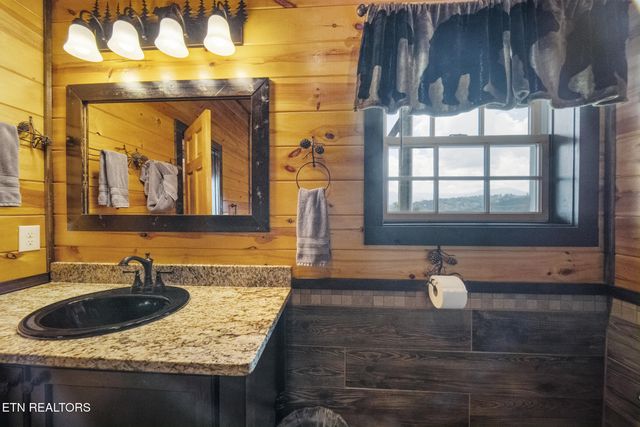 1156 Hemlock Drive, Gatlinburg, TN 37738