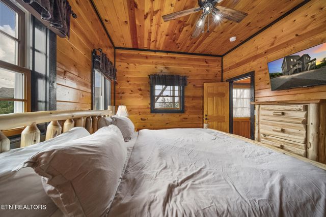 1156 Hemlock Drive, Gatlinburg, TN 37738