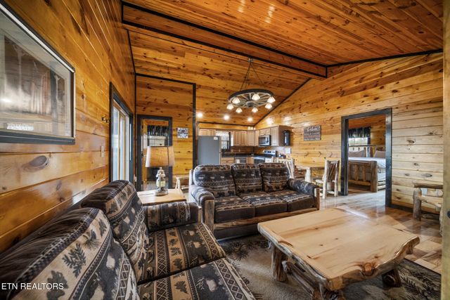 1156 Hemlock Drive, Gatlinburg, TN 37738