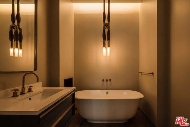 530 N La Jolla Avenue, Los Angeles, CA 90048