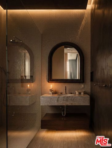 530 N La Jolla Avenue, Los Angeles, CA 90048