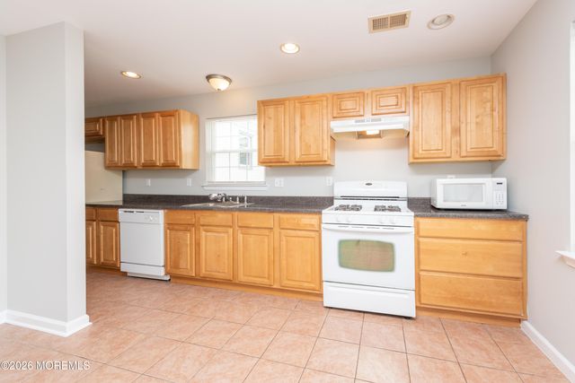41 Seabreeze Way, Keansburg, NJ 07734