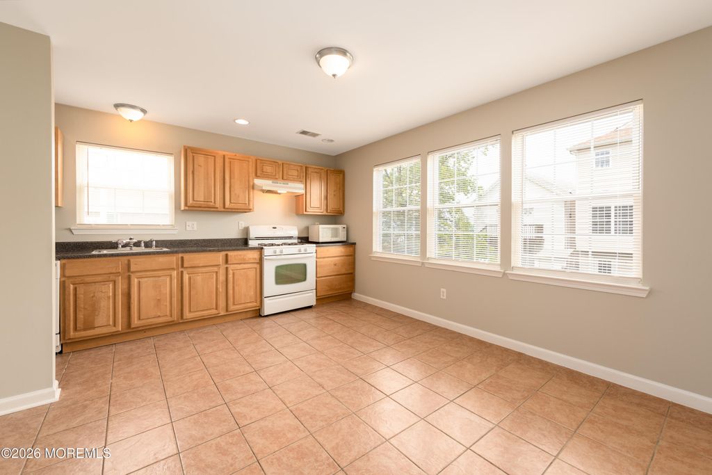 41 Seabreeze Way, Keansburg, NJ 07734