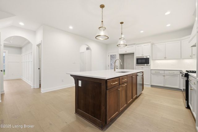 4011 Thomas Farm Dr, Louisville, KY 40299