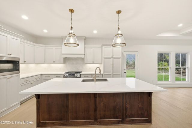 4011 Thomas Farm Dr, Louisville, KY 40299