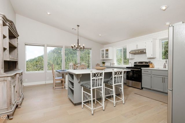 530 Greens Creek Road, Grants Pass, OR 97527