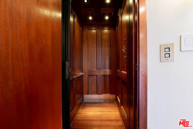 8835 Evanview Drive, Los Angeles, CA 90069