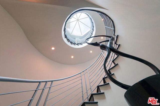 8835 Evanview Drive, Los Angeles, CA 90069