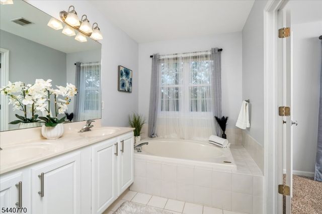 55 Scarlet Oak Dr, Montgomery Twp., NJ 08540