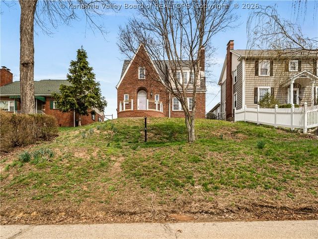 4 Grandview Drive, Charleston, WV 25302