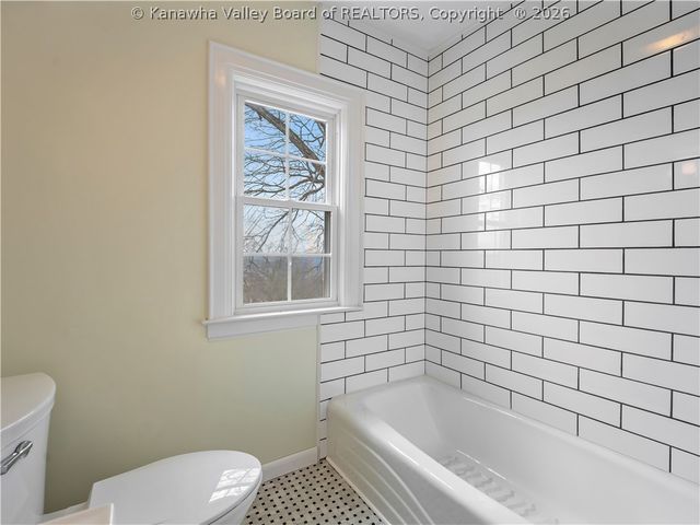 4 Grandview Drive, Charleston, WV 25302