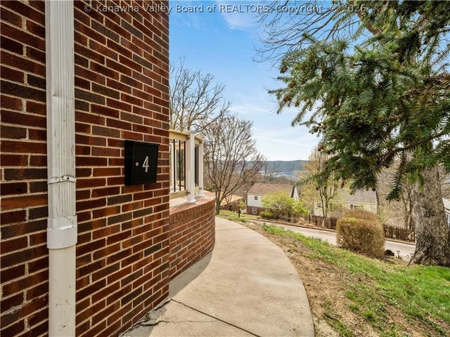 4 Grandview Drive, Charleston, WV 25302