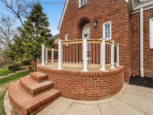 4 Grandview Drive, Charleston, WV 25302