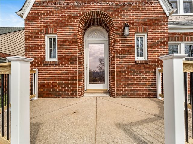 4 Grandview Drive, Charleston, WV 25302