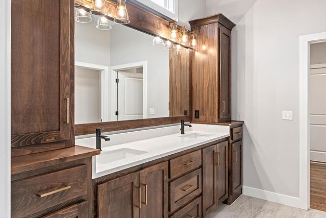 4840 NW Huonker Court, Riverside, MO 64150