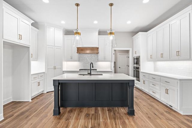 4840 NW Huonker Court, Riverside, MO 64150
