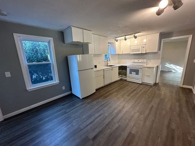 8 Pike St, Hopkinton, MA 01748