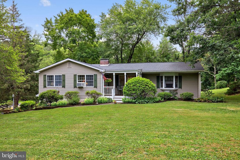 13 WALTON DR, New Hope, PA 18938