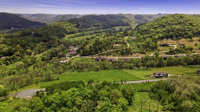 26 STONE HILL ROAD N, La Crosse, WI 54601