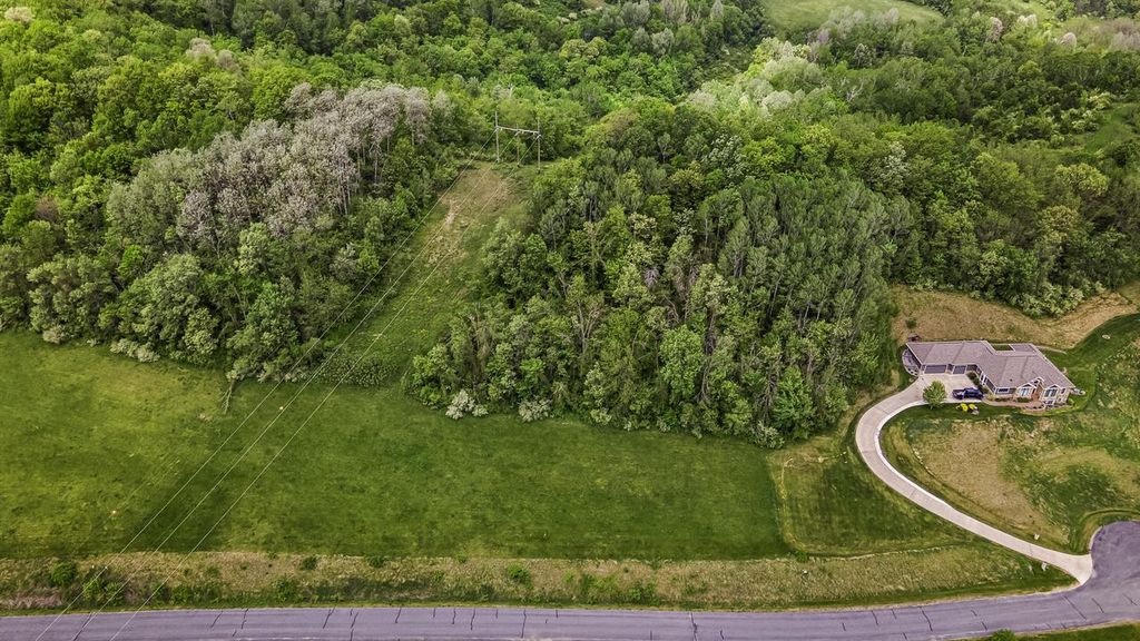 26 STONE HILL ROAD N, La Crosse, WI 54601