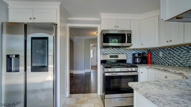 32 Embroidery St, Sayreville Boro, NJ 08872