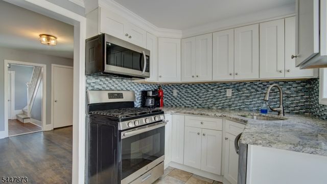 32 Embroidery St, Sayreville Boro, NJ 08872