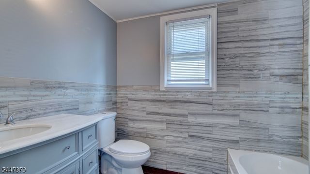 32 Embroidery St, Sayreville Boro, NJ 08872