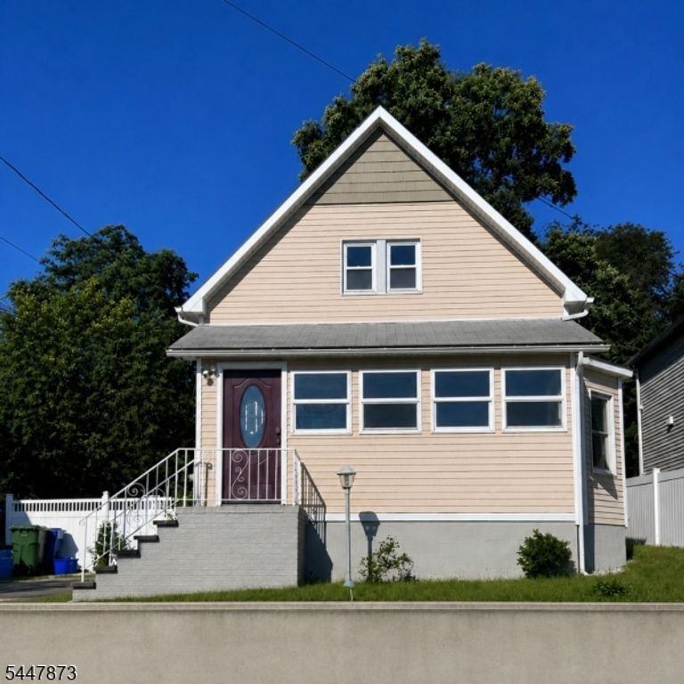 32 Embroidery St, Sayreville Boro, NJ 08872