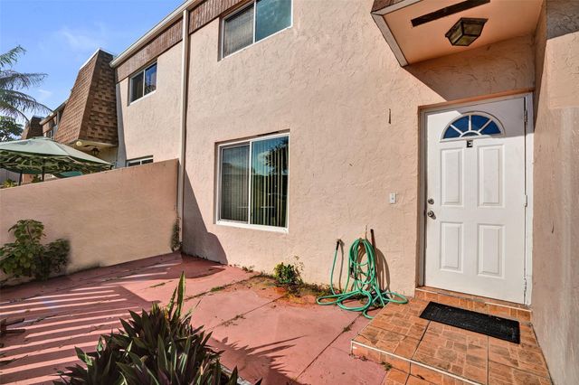 8081 NW 11th St E, Margate, FL 33063