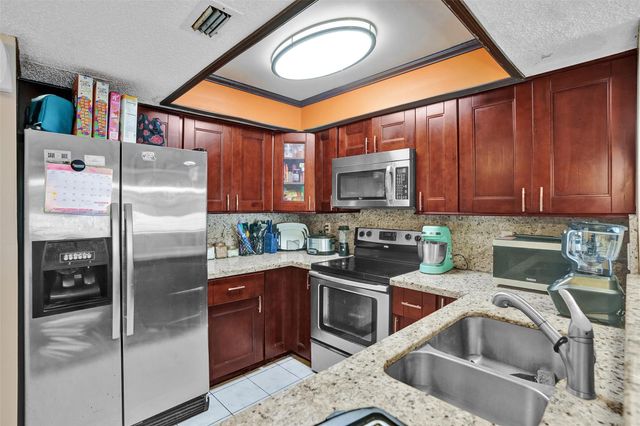 8081 NW 11th St E, Margate, FL 33063