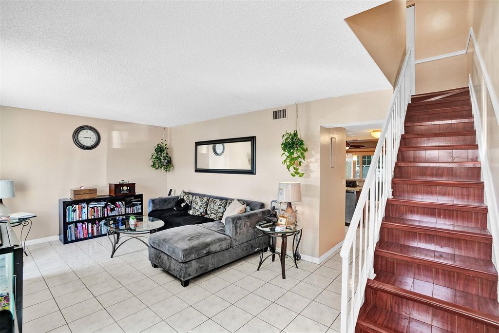 8081 NW 11th St E, Margate, FL 33063