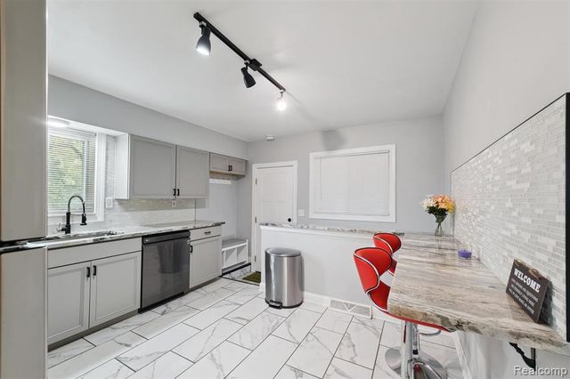 207 W Tienken Road, Rochester Hills, MI 48306